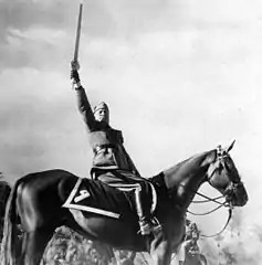 Mussolini brandissant l'épée de l'Islam, photo retouchée dont l'original montre qu'un Libyen tenait le cheval.