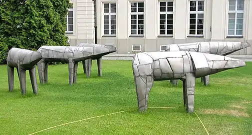 Mutanty dans la cour du palais Potocki à Varsovie