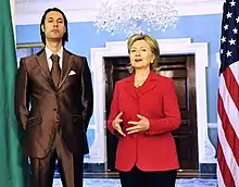 Visite protocolaire de Moatassem Kadhafi avec Hillary Clinton, avril 2009.