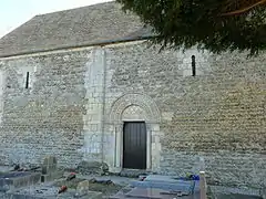Mur nord de l'église de Mutrécy (Calvados), son portail et ses fenêtres du XIe siècle.