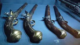 Collection d'armes.