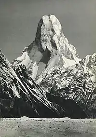 Vue de la tour de Mustagh (7 273 m), depuis les pentes ouest du Baltoro Kangri (7 312 m). Distance d’environ 35 km : partie supérieure du glacier du Baltoro (long de 62 km en 2006) visible au premier plan.