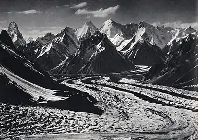 Le Skilbrum à droite du centre de l'image, avec à sa droite le Summa Ri. Photo de Vittorio Sella en 1909 depuis le glacier du Baltoro