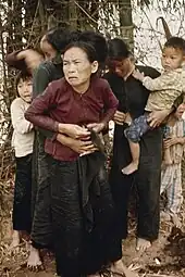 Femmes et enfants vietnamiens avant le massacre.