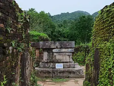 Ce piédestal et un mur sont tout ce qui reste du temple A1.