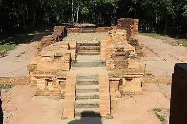 Mỹ Sơn G1, mi-XIIe siècle. Escalier du gopura. Au delà, dans l'axe : mandapa, salle probablement protégée par une charpente couverte en tuiles