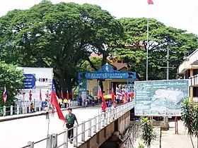 Pont frontalier sur le Ruak entre les villes thaïlandaise de Mae Sai (Province de Chiang Rai) et birmane de Tachileik (État Shan).