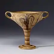 Vase à boire (kylix). Seiche étendant ses tentacules de chaque côté. Helladique récent IIIA-B; v. 1200. Walters Art Museum