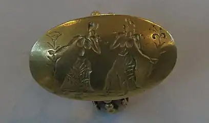 Bague en or représentant deux femmes tenant des fleurs, trésor d'Aidonia, v. 1500 av. J.-C. Musée archéologique de Némée.