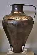 Pichet. Bronze et or. XIVe – XVe siècles. Musée national archéologique d'Athènes.