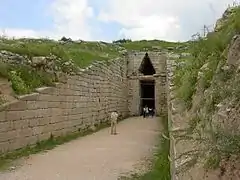 Entrée monumentale du tombeau (stomion).