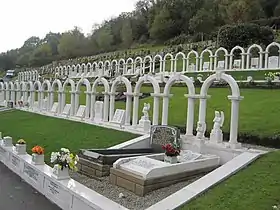 Le cimetière d'Aberfan (2010) : les tombes des enfants victimes de la catastrophe sont signalées par les arches blanches.