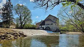 Le moulin et son barrage sur le Lison.