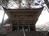 Un sanmon de rang moyen à trois baies au Myōtsū-ji