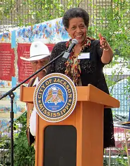 Photographie couleur de Myrlie Evers-Williams lors d'un discours.