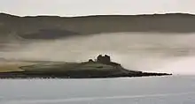 maison isolée, en ruine, dans le brouillard, au bord de la mer