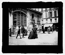 Vue du Marché couvert sur le côté est de la place, devant le no 14 (photographie sur verre de Georges Ancely, 1890).