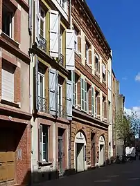 no 48 et 50 : façades des immeubles.