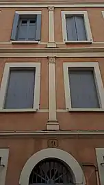 Immeuble néo-classique, no 9 : détail des pilastres corinthiens.