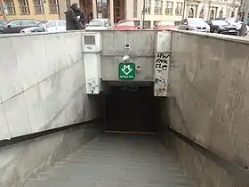 Une bouche d'accès à la station.