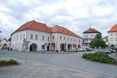 Place de la paix : hôtel de ville.