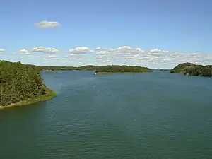 Vue depuis le pont de Kirveenrauma vers l'est. À droite l'île d'Airisma et l'éminence Uutiskuvanvuori.