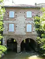 Le moulin à côté d'une tour du château.