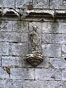 Statue de saint Éloi sur la façade de l'église.