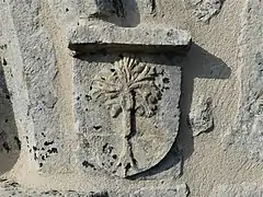 Blason de la famille de Fars sur le portail sud du cimetière.