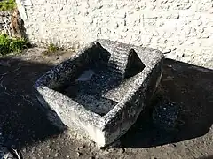 L'un des trois bacs de la fontaine-lavoir