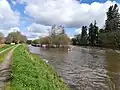 Le canal de Nantes à Brest (Aulne canalisée) au niveau de l'écluse de Nénez en période de fortes eaux.