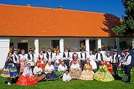 Des costumes folkloriques hongrois.