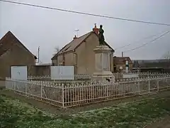 Poilu au repos (monument aux morts)