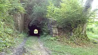 Entrée d'un petit tunnel.
