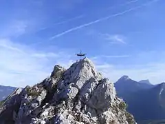 Cime surmontée d'une petite croix métallique.