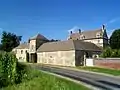 Le manoir de Huleux et sa ferme, en venant de Néry.