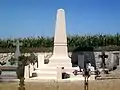 Monument pour trois officiers britanniques, au cimetière.