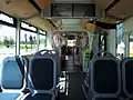 Intérieur d'un bus dont les sièges et les appuis sont vêtus en jean denim.