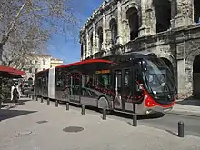 Bus effectuant son retournement de ligne face aux arènes.