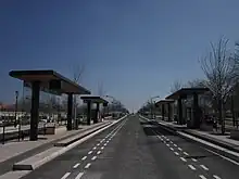 Exemple d'une station de BHNS avec un mobilier spécifique, ici à Nîmes.