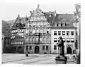 Façade sud et bâtiments voisins sur Aegidienplatz (à gauche la Schwarze Pellerhaus), photo (1860–1890)