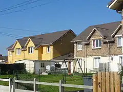 Des habitations rénovées groupées par deux.