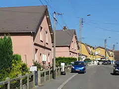 Des habitations groupées par deux.