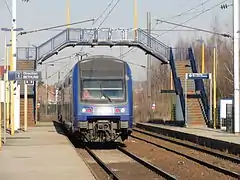 Un TER, quittant la gare, à destination de Béthune.
