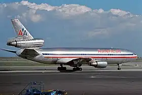 N103AA, le McDonnell Douglas DC-10 d'American Airlines impliqué dans l'incident , ici en mars 1977