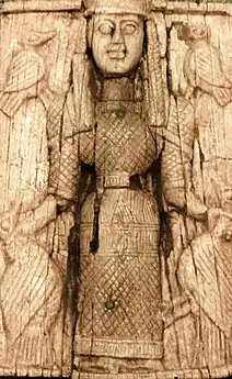 Offrande votive à la déesse Artemis Orthia sous son aspect de Potnia Theron (protectrice de la faune) dans une sculpture archaïque (Musée national d'archéologie d'Athènes).