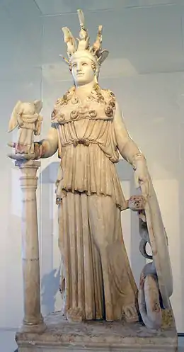 Statue en marbre d'une femme casquée avec une lance et un bouclier ; elle tient une figure ailée dans la main droite