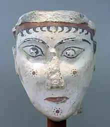 Tête de plâtre peinte, un des rares exemples de plastique monumentale mycénienne, Musée national archéologique d'Athènes.