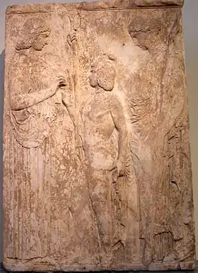 Déméter et Perséphone (Coré) remettant à Triptolème les grains pour apprendre l'agriculture à l'humanité, relief votif ou cultuel d'Éleusis, vers 440 avant notre ère, Musée national archéologique d'Athènes.