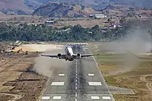 Boeing 737-500 de NAM Air décollant de l’aéroport Umbu Mehang Kundae (ceb) à Waingapu.